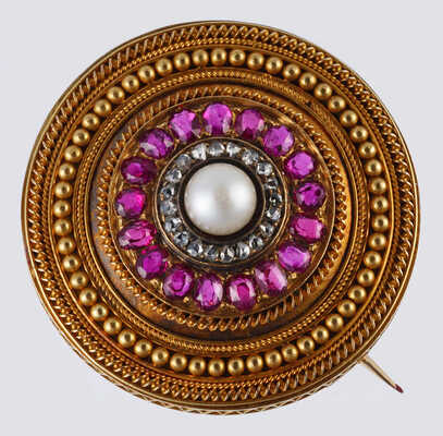 Брошь из желтого металла, общим весом 14,30 грамма, содержит вставки